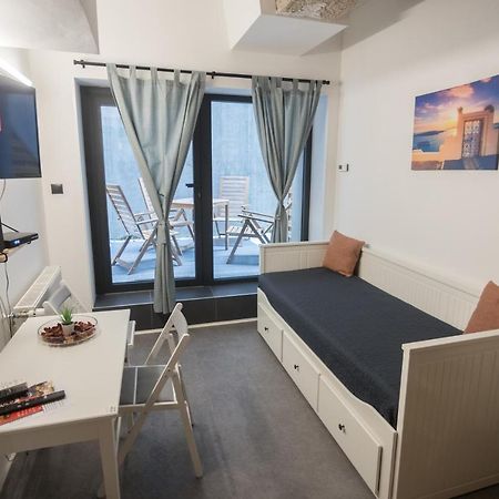 Peaceful Basement Apartment With Terrace & Free Gym 부다페스트 외부 사진