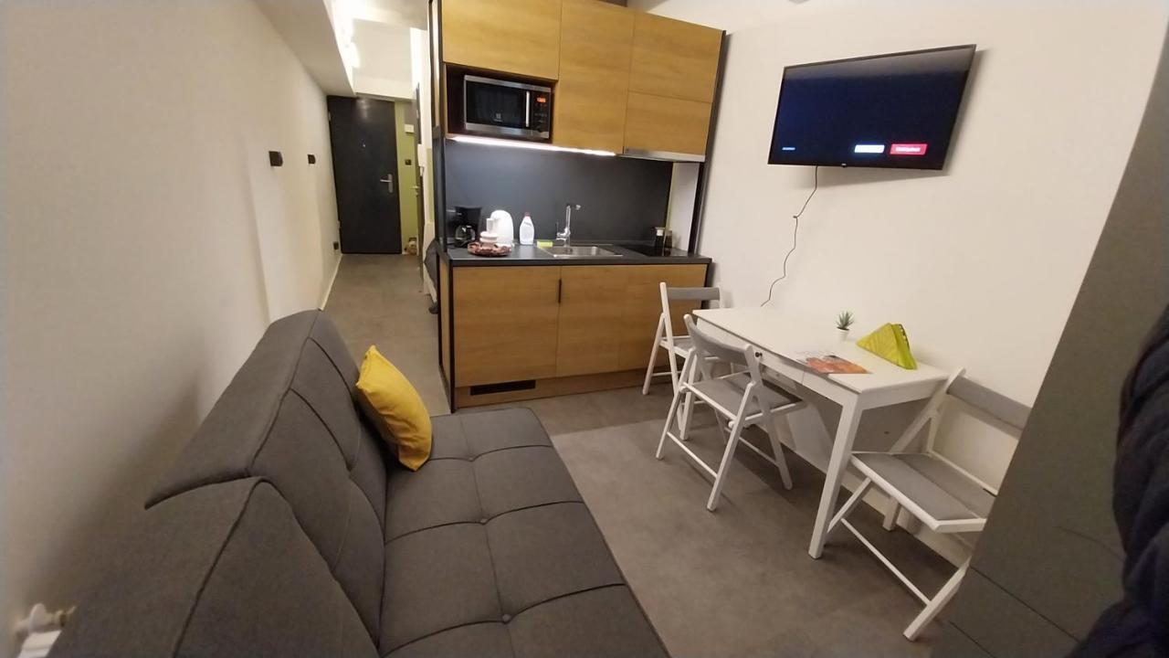 Peaceful Basement Apartment With Terrace & Free Gym 부다페스트 외부 사진