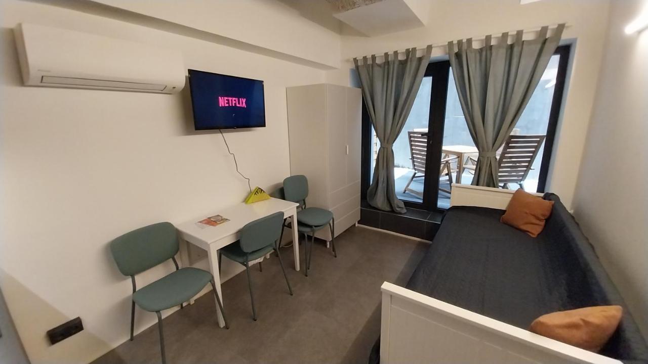 Peaceful Basement Apartment With Terrace & Free Gym 부다페스트 외부 사진